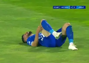 گلزن استقلال را با برانکارد بردند! (عکس)