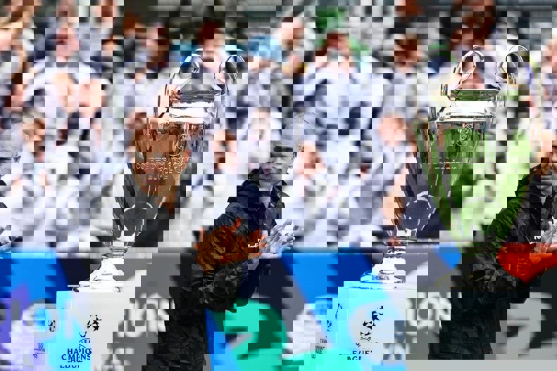 2192977