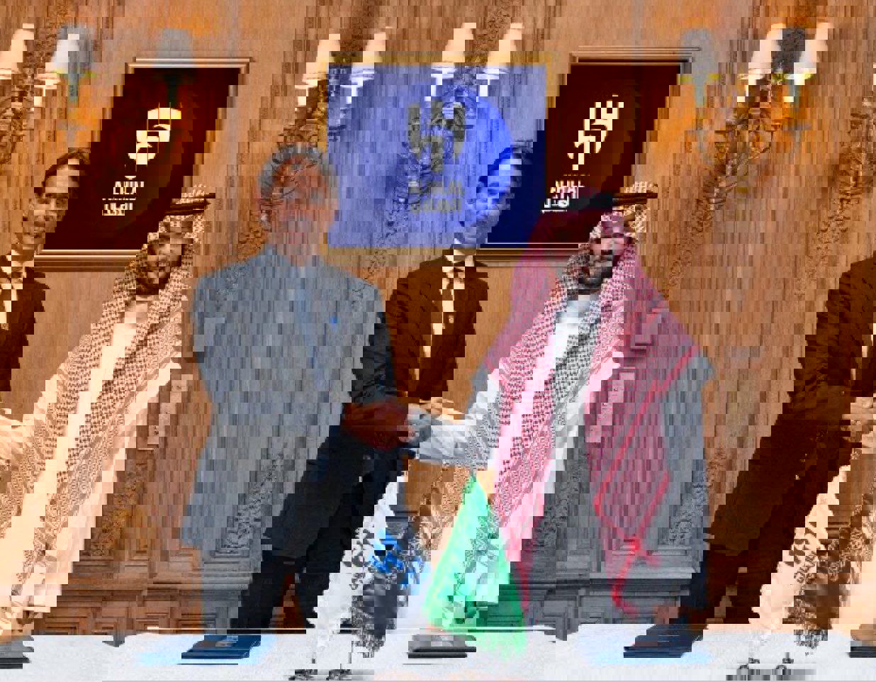 2195582