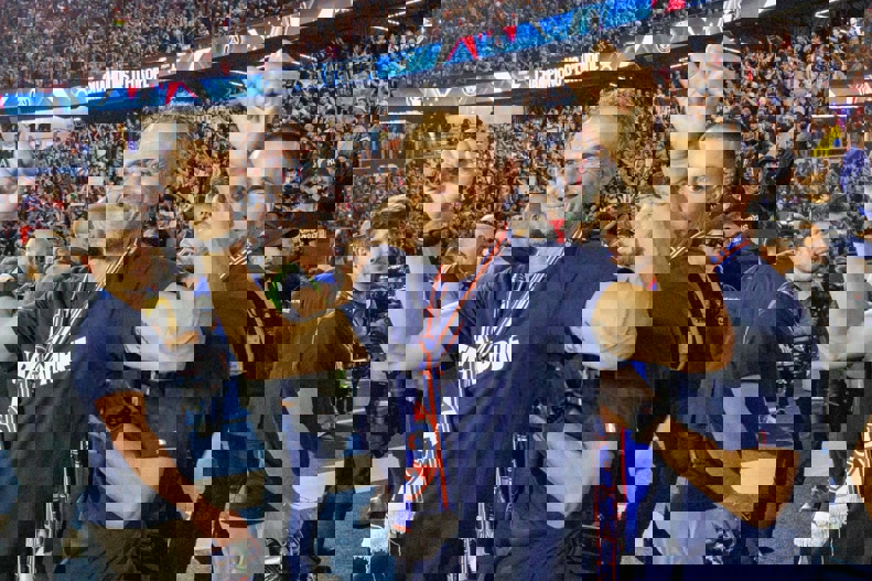 2195618