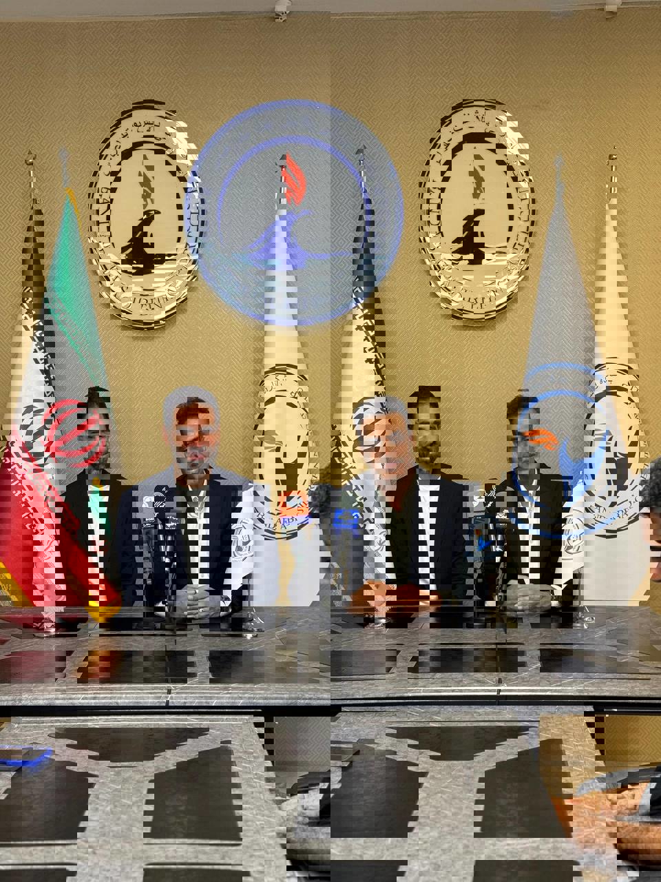 2196373