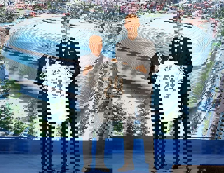 2197561