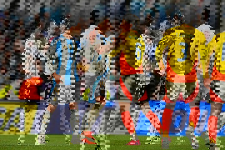 درگیری جدی در دیدار آرژانتین و کلمبیا / فریاد مسی بر سر داور: تو مقصر این وضعیتی! 2