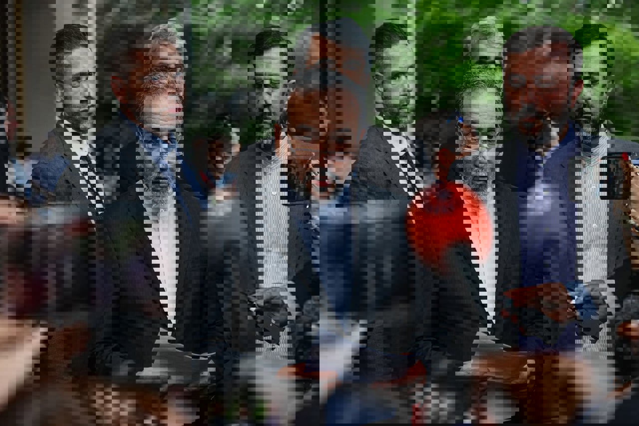 2200895