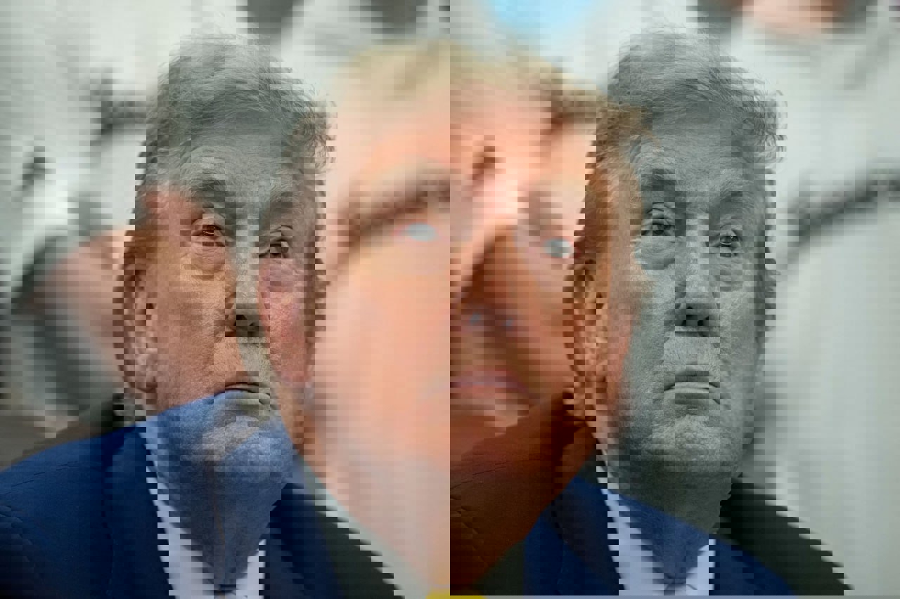 2200879
