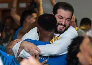 رقص و شادی دیوانه‌وار رئیس الهلال در رختکن