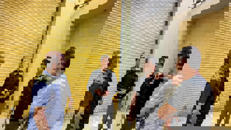 2204256