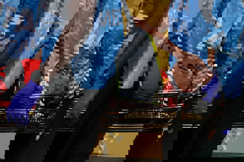 2204989