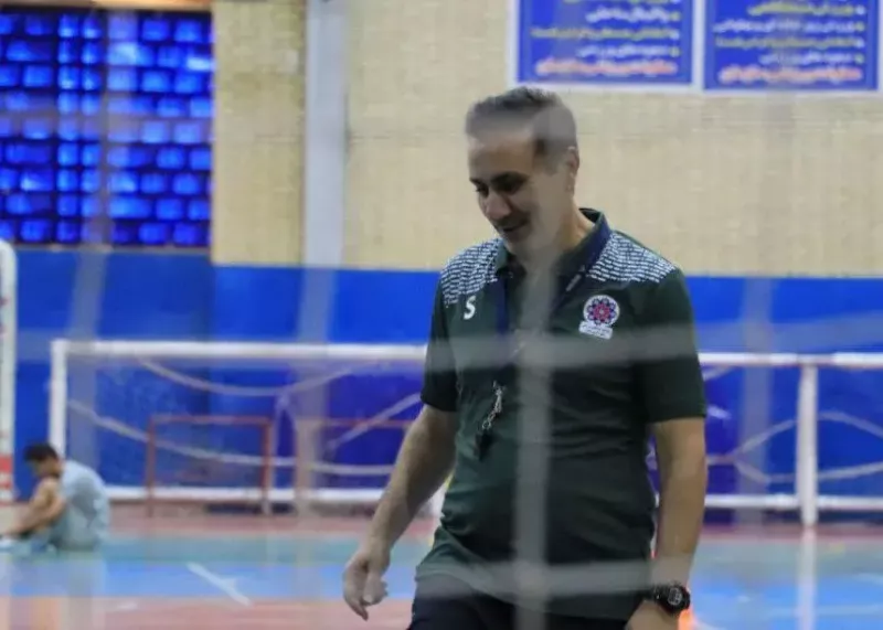 هجدهمین فصل مربیگری رضا لک؛/ زوج جذاب باتجربه‌ترین مربی با جوان‌ترین اسکواد لیگ