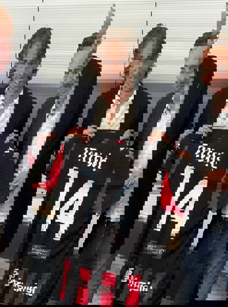 2207952