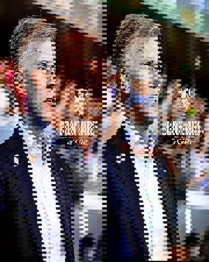 2208327