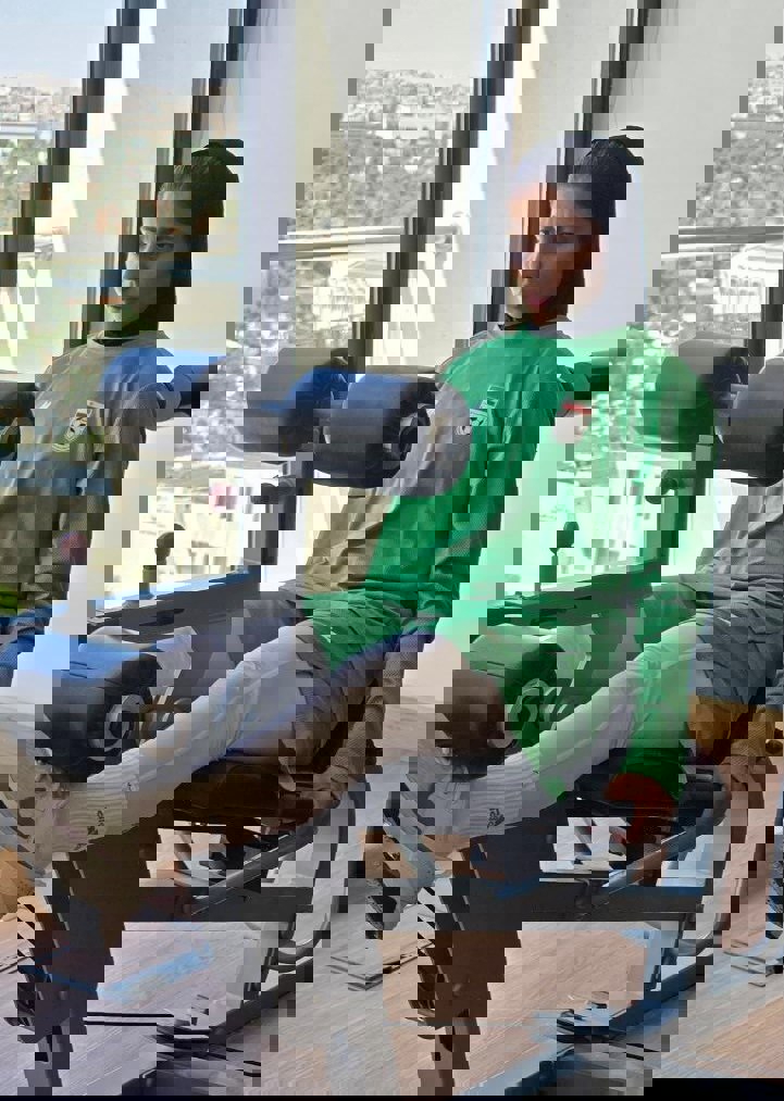 2208976
