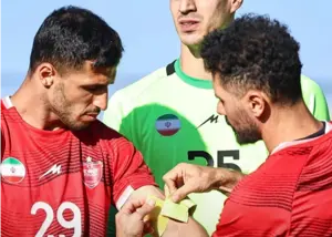  اعطای بازوبند پرسپولیس از عالیشاه به آقای گل