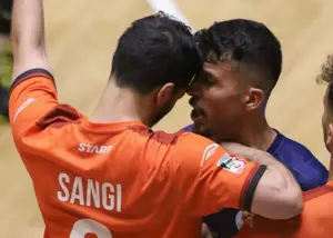جدال بزرگ همه چیز داشت: گل، اخراج و بزن بزن!