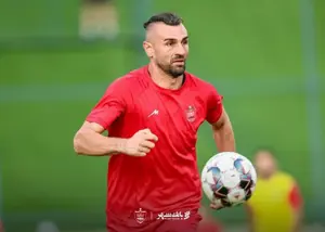 سردار با لباس شخصی تماشاگر بازی پرسپولیس