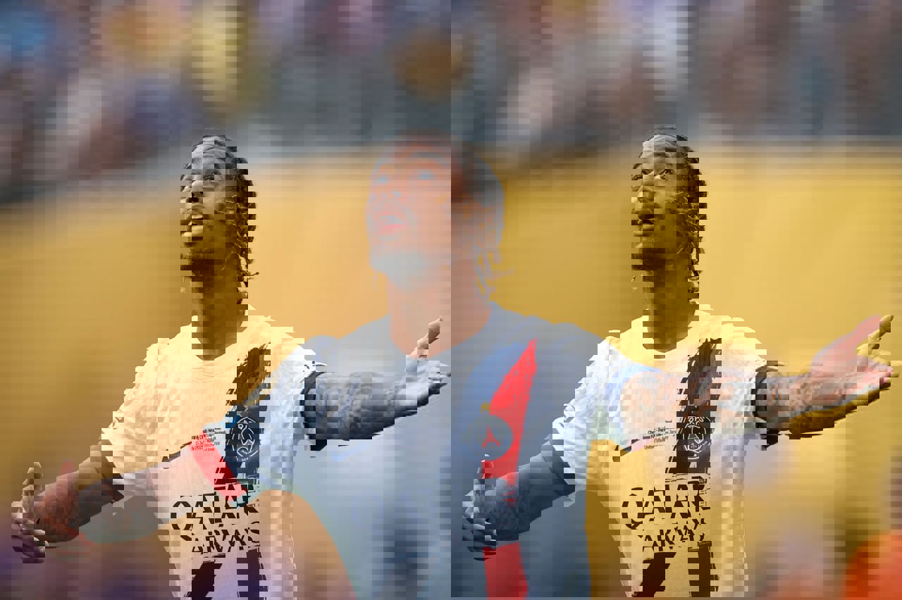 2215892