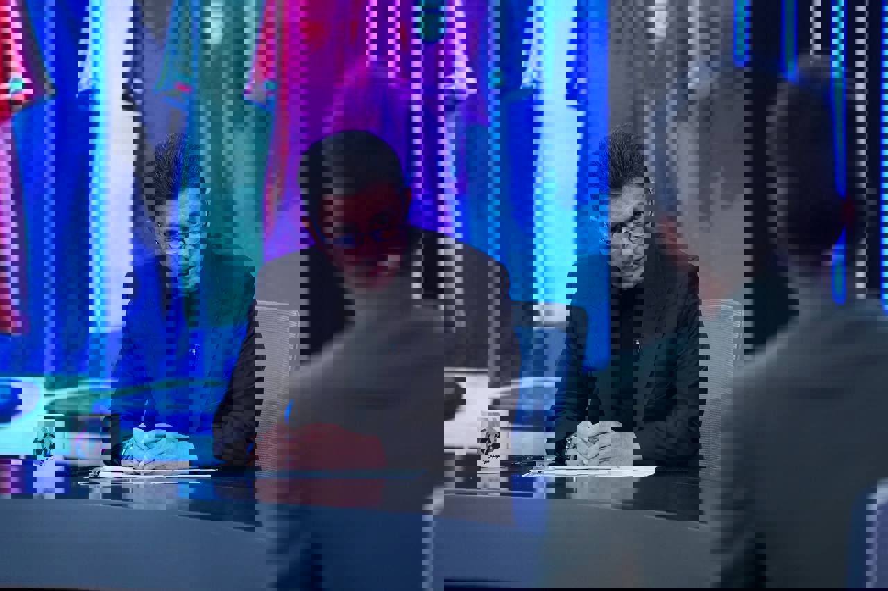 2216041