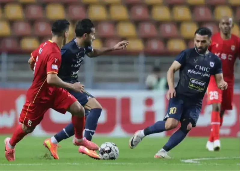 گزارش زنده: چادرملو 0 – فولاد 0