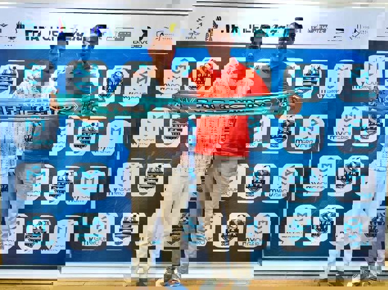 2218916
