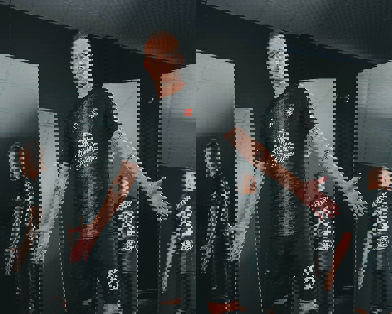2219563