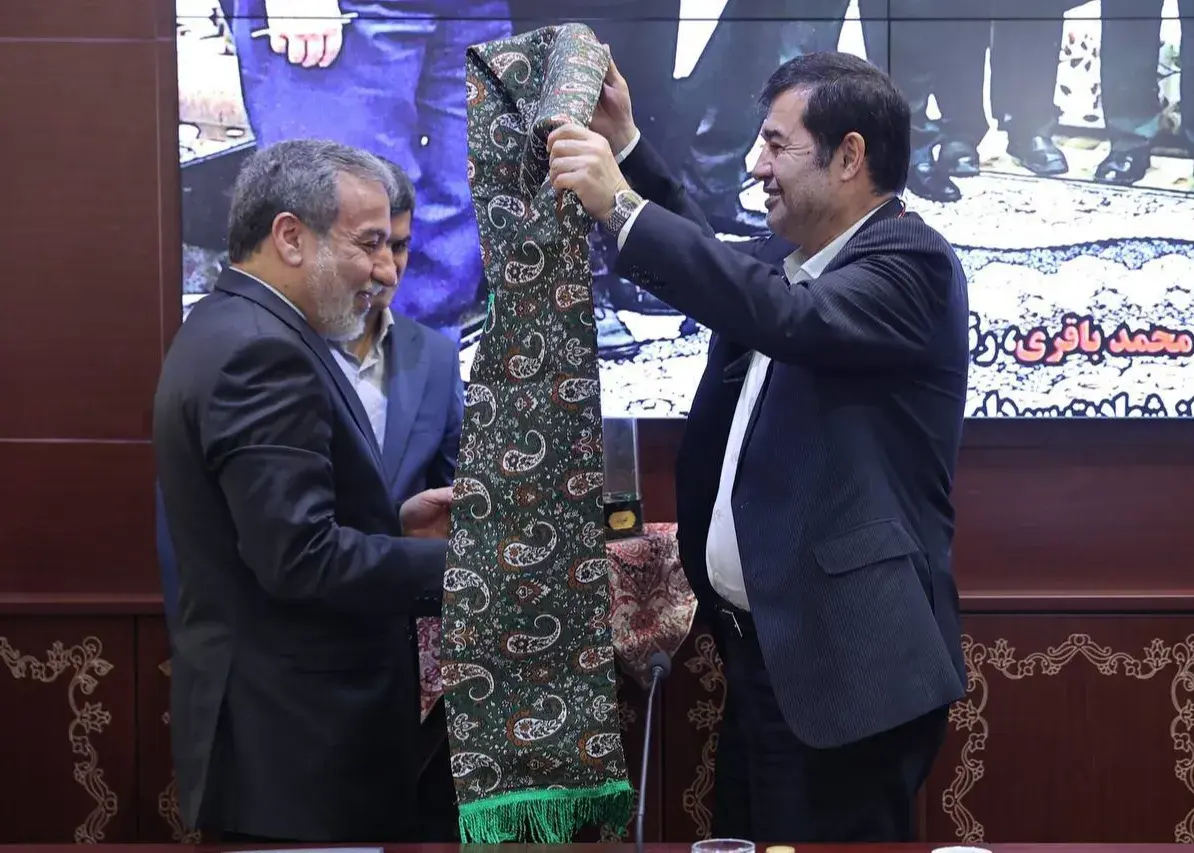 اهدای شال پهلوانی به وزیر امور خارجه(عکس)