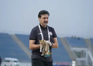 دکتر شهاب و اسکورت گربه بازیگوش! (عکس)