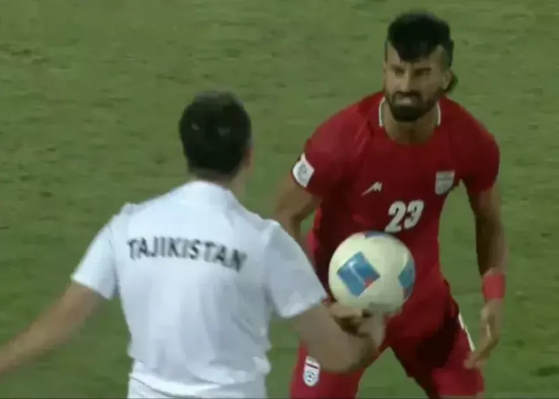 چشم غره ترسناک رضاییان به مربی تاجیک! (عکس)