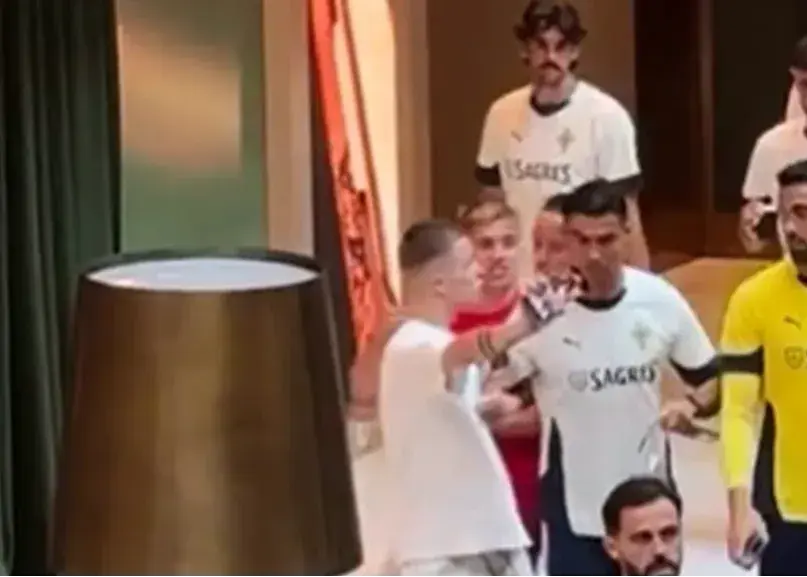 برخورد خشن رونالدو با هوادار ارمنستانی! (عکس)