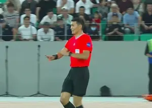 پرچم داور فینال کافا بین تماشاگران ازبک! (عکس)
