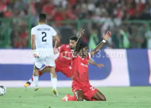 لبخند بیفوما به نمایش اوستون اورونوف! (عکس)