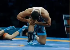 بوسه نمادین آذرپیرا بر زانوی پای راستش!