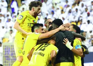 امپراتور با هوادارانش به دنبال شکست استقلال است