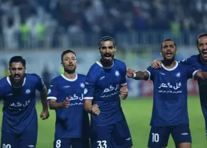 دو پرسپولیسی اسلحه تارتار روی نیمکت