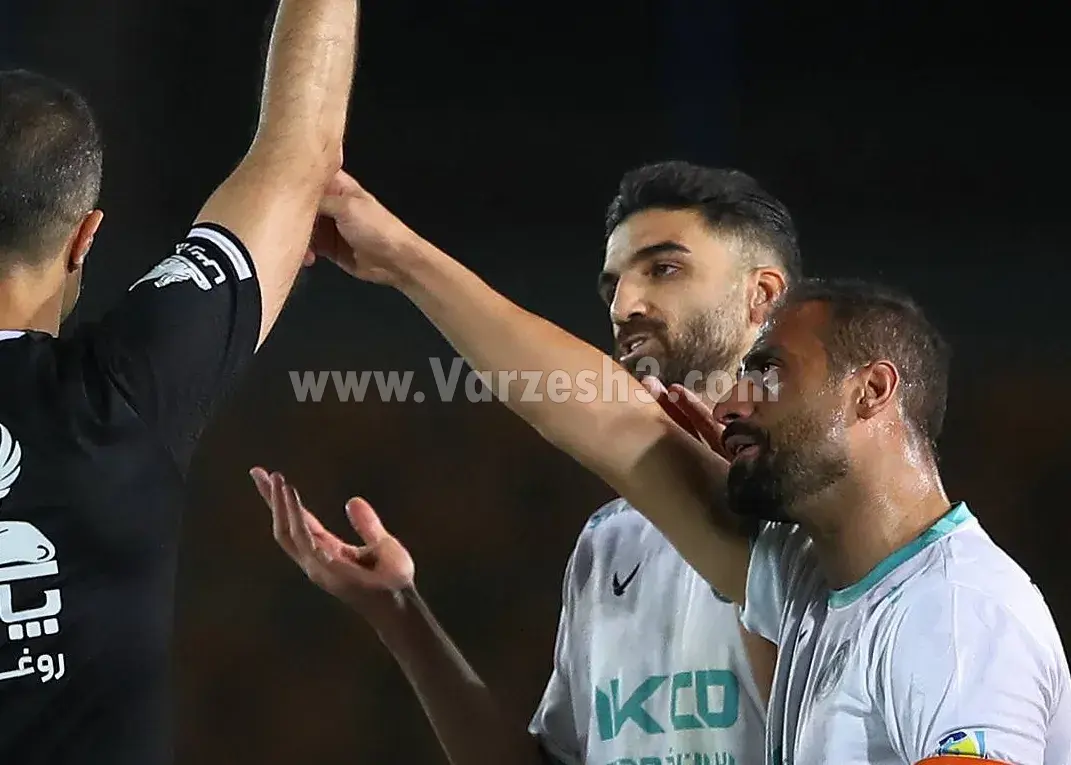ضربه بزرگ میلاد با اخراج مقابل استقلال! (عکس)