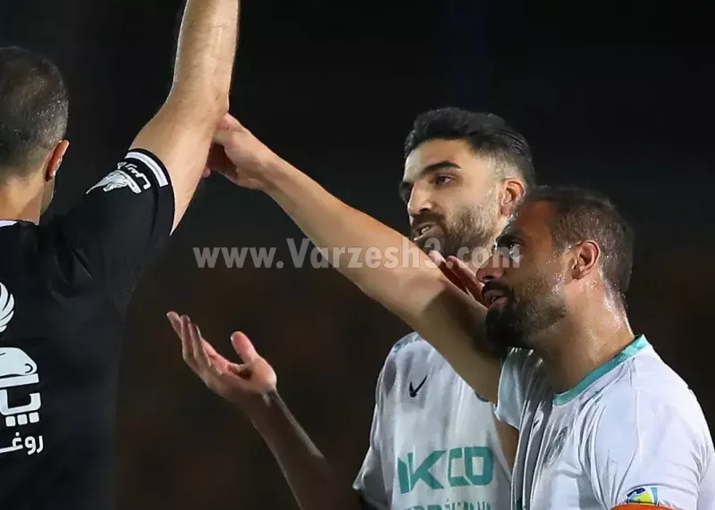 ضربه بزرگ میلاد با اخراج مقابل استقلال! (عکس)