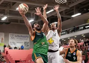 پیروزی بهنام یخچالی و هم تیمیهایش