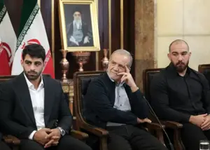 تجلیل رئیس جمهور از قهرمانان کشتی(عکس)