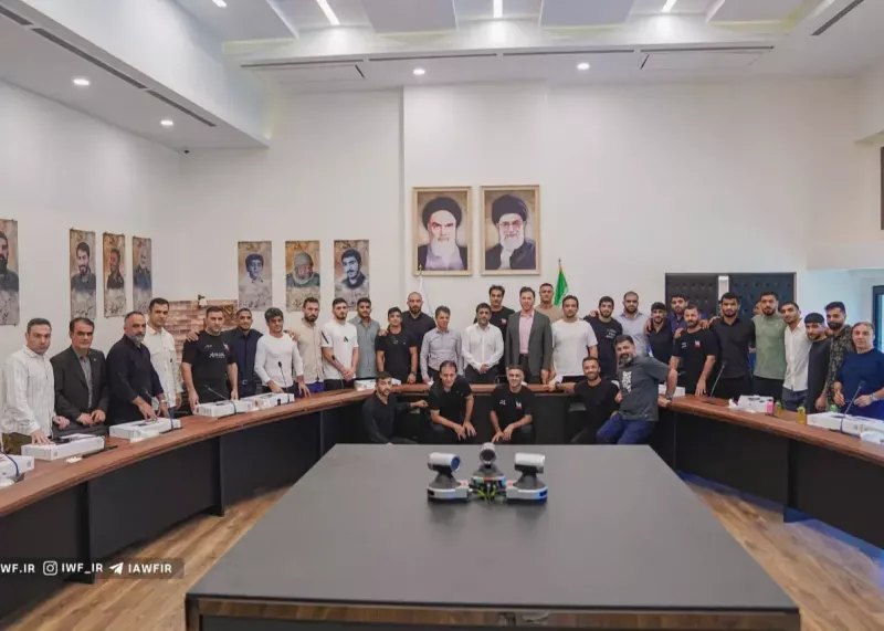 دبیر به کشتی گیران لپ تاپ هدیه داد!