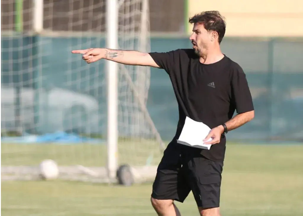 پوستر جالب ذوب‌آهن با قاب تمام مربیان