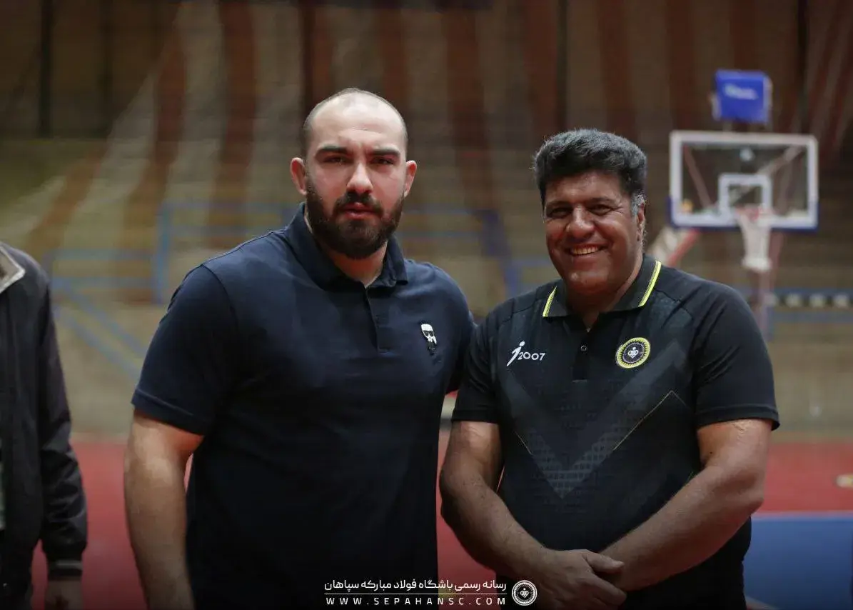 قهرمان کشتی جهان در تمرین والیبال‌ سپاهان (عکس)