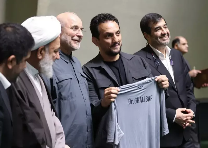 تجلیل از ستاره های کشتی در صحن مجلس(عکس)