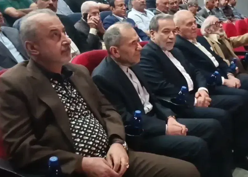 واکنش رضا درویش به سوالات پرتعداد خبرنگاران