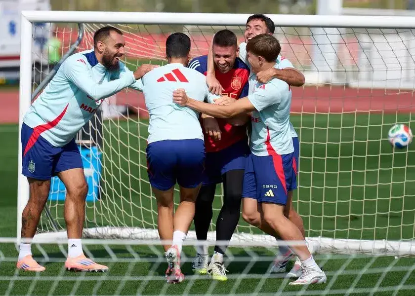 طوفان برنامه سفر تیم ملی اسپانیا را تغییر داد
