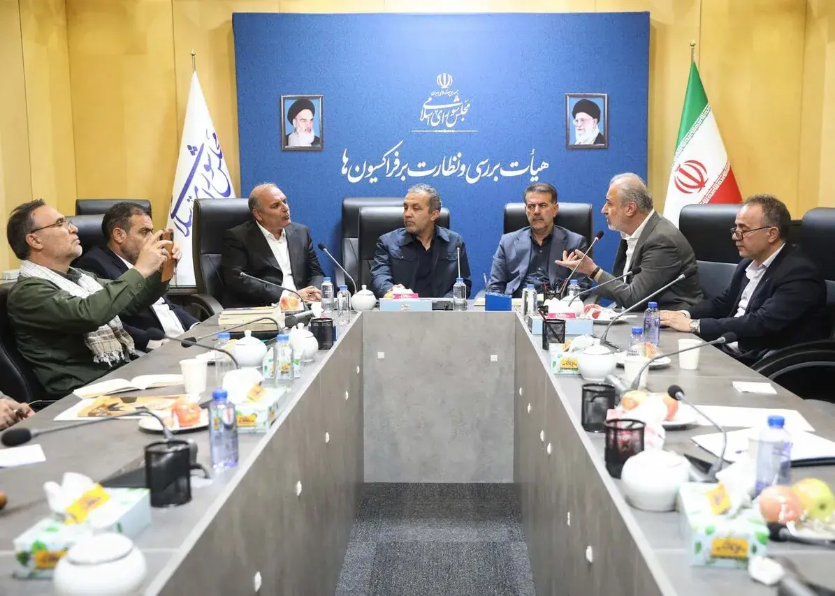 مدیران پرسپولیس و استقلال در مجلس چه می‌کنند؟