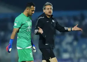 دروازه بانان این مربی سخت گل می خورند!