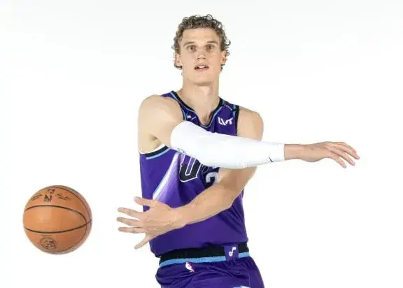 ستاره NBA پردرآمدترین ورزشکار تاریخ کشورش!