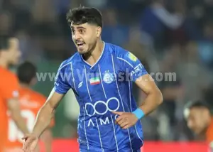 سلفی هوادار استقلال با سحرخیزان وسط زمین بازی! 