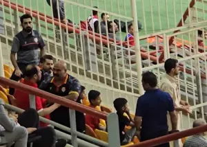 جر و بحث ادامه‌دار دستیار یحیی با یک هوادار(عکس)