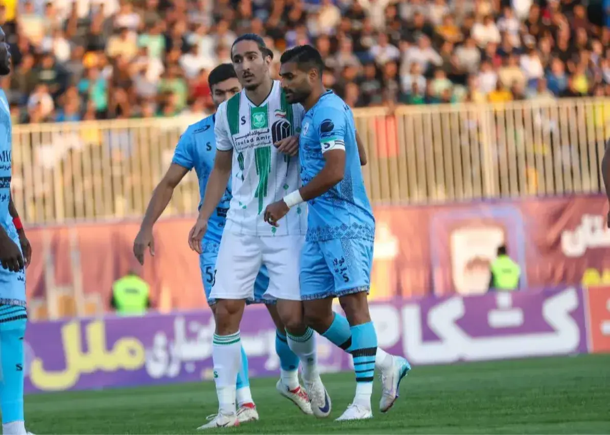 فیلمبرداری که جنجال درست کرد/ عجیب‌ترین دلیل برای تاخیر ۱۱ دقیقه‌ای یک بازی لیگ برتر!