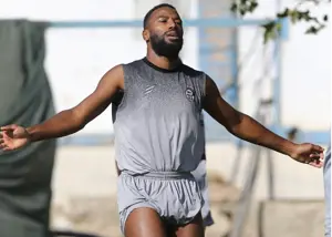 تیپ هاوایی ملیپوش استقلال قبل از بازی (عکس)